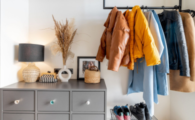 Jesień i&nbsp;zima w&nbsp;Twoim przedpokoju – jak przechowywać buty, kurtki i&nbsp;akcesoria?