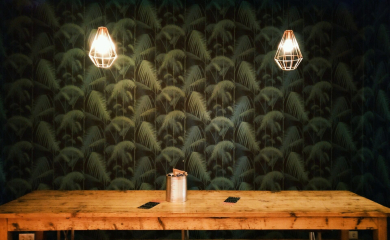 Jak dbać o&nbsp;drewniany stół? Wskazówki i&nbsp;triki pielęgnacyjne