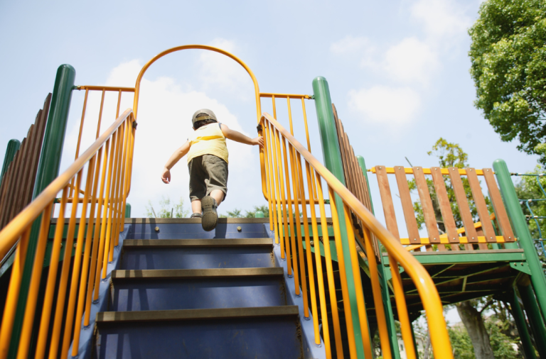 Жилой комплекс с детской площадкой