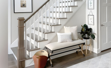 Jak zaaranżować ścianę nad&nbsp;schodami? Pomysły na&nbsp;klatkę schodową w&nbsp;domu