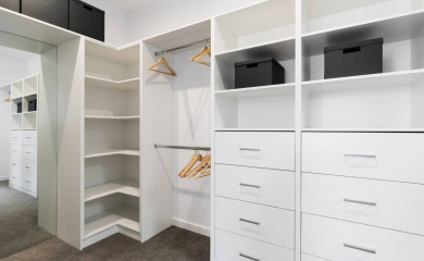 Organizacja garderoby – jak poprawnie przechowywać ubrania?