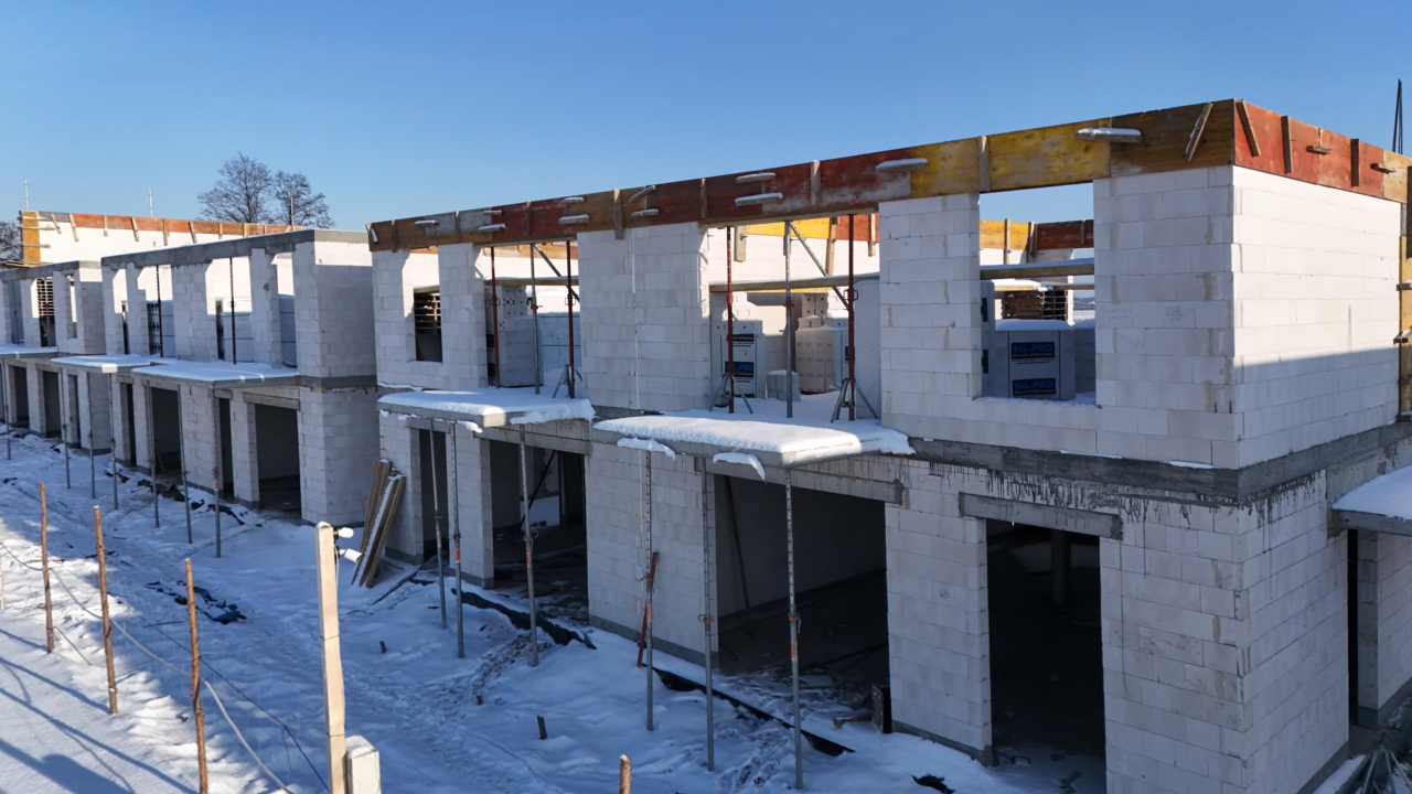 budynek w zabudowie bliźniaczej przygotowany do wylewania wieńców