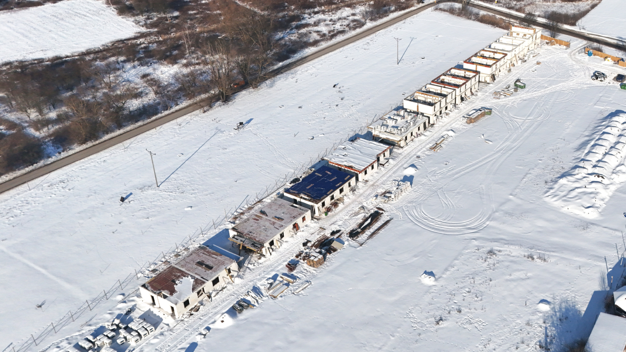 budowa osiedla w radzyminie widok z drona na rząd budynków
