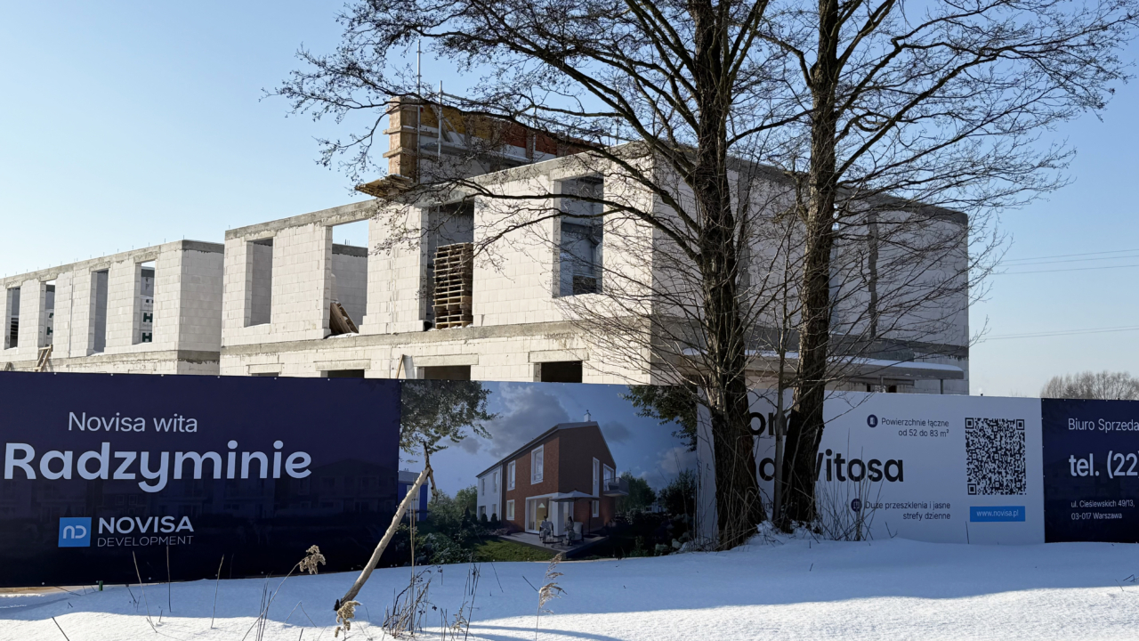 widok z ulicy na budowę osiedla w radzyminie