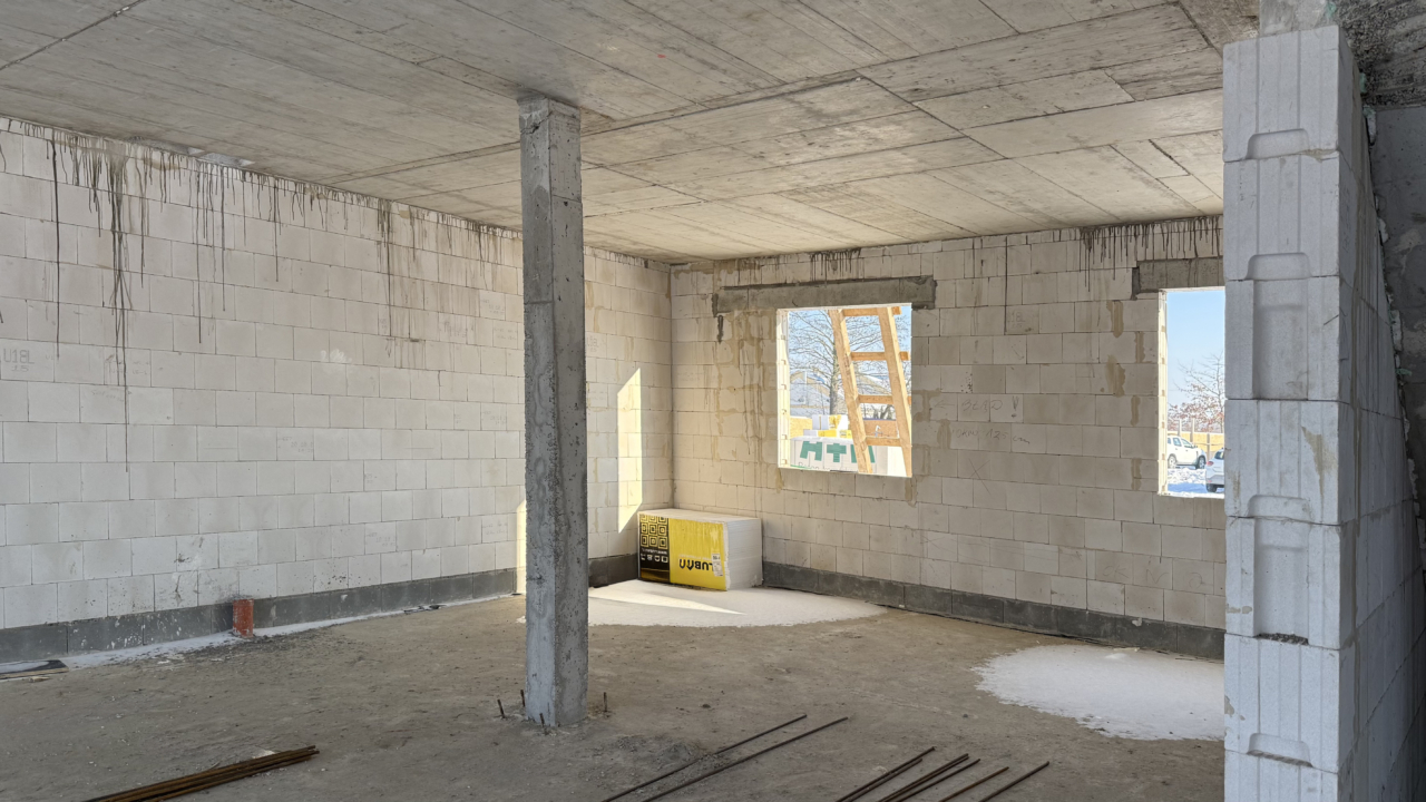 wnętrze budynku w trakcie budowy ściany konstrukcyjne bez ścian działowych