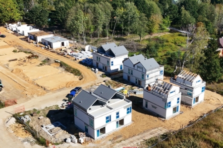 budynki jednorodzinne na etapie budowy ścian konstrukcyjnych i na etapie prac dachowych oraz na etapie fundamentów