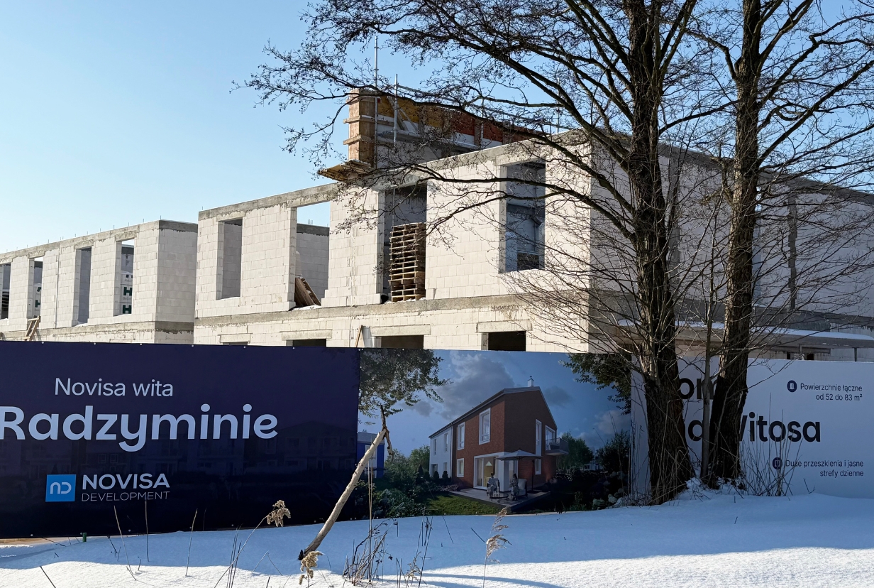 widok z ulicy na ściany konstrukcyjne pierwszych budynków z zabudowie bliźniaczej na osiedlu mieszkaniowym domy na witosa w radzyminie
