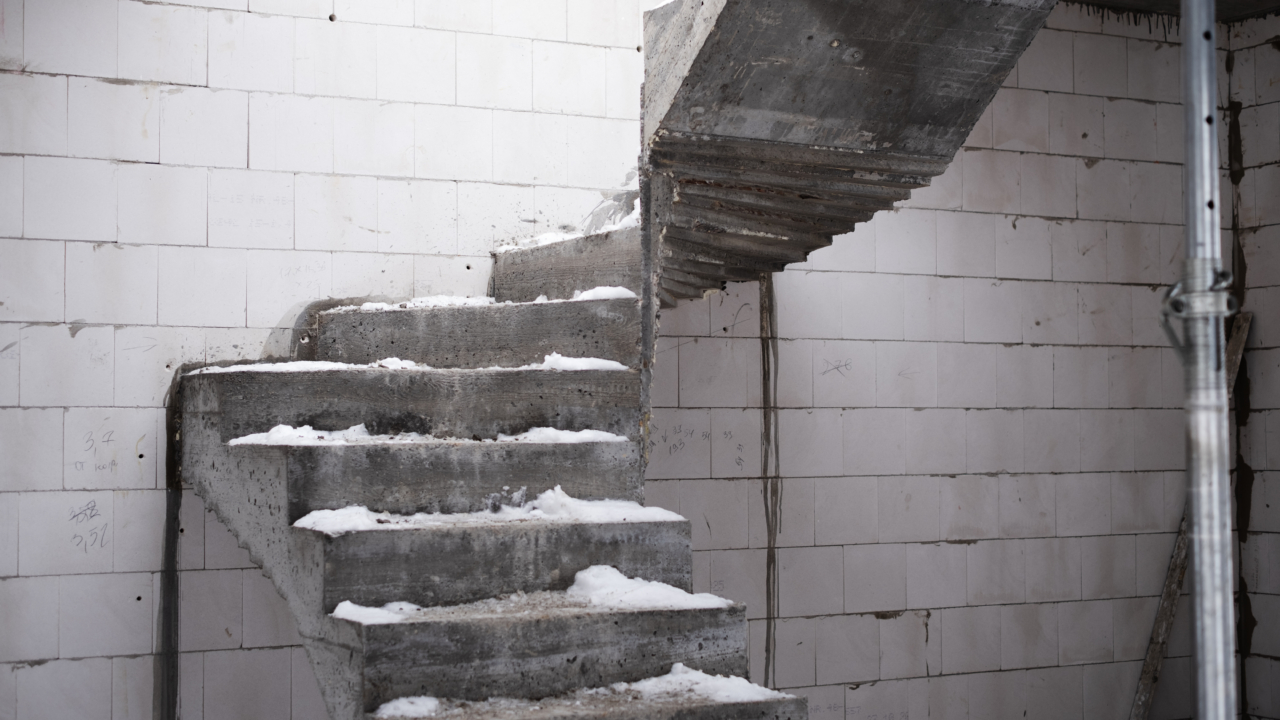 schody w lokalu na budowie osiedla