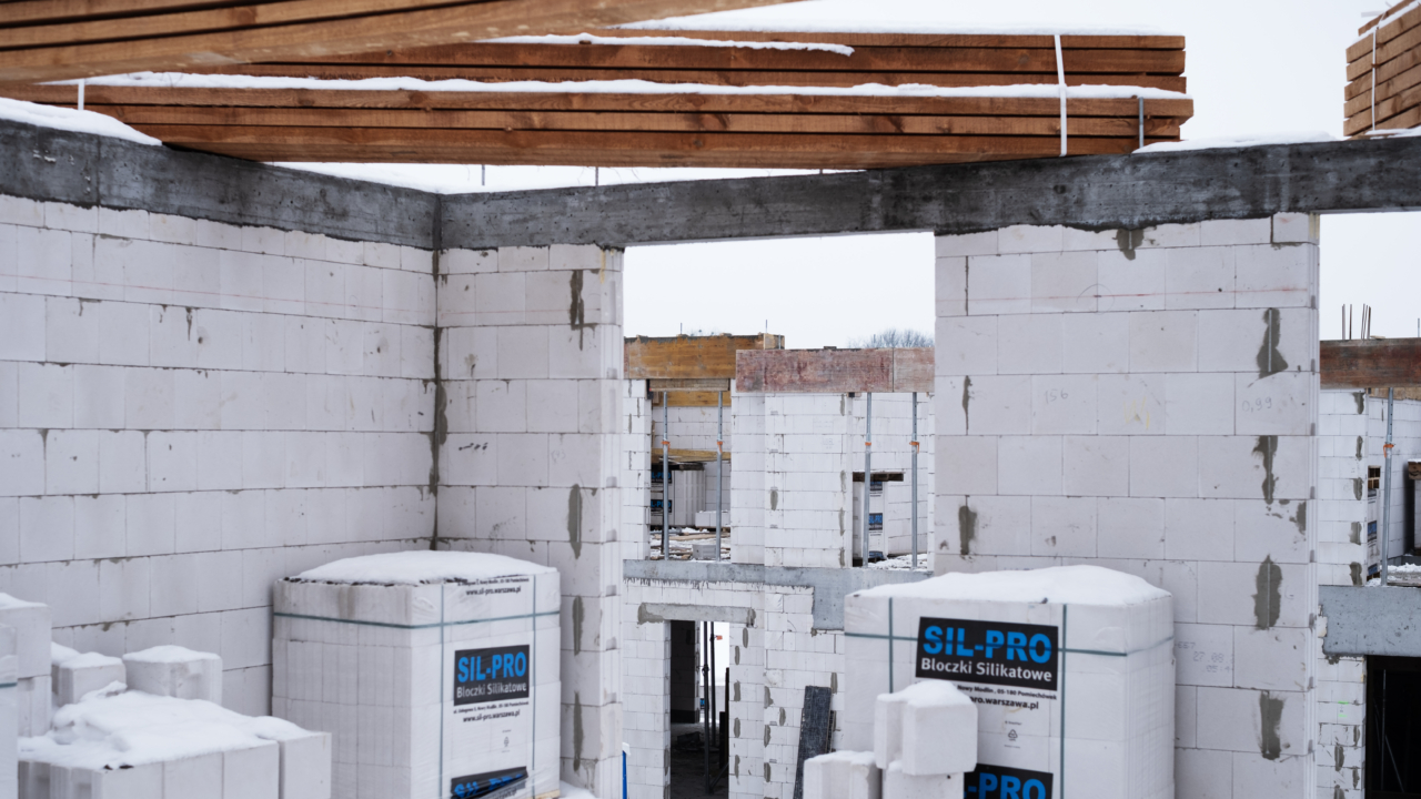 wnętrze budynku bez ścian nośnych i dachu