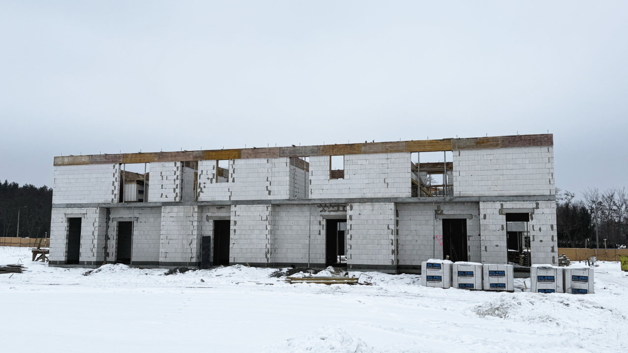 widok od frontu na konstrukcje budynków