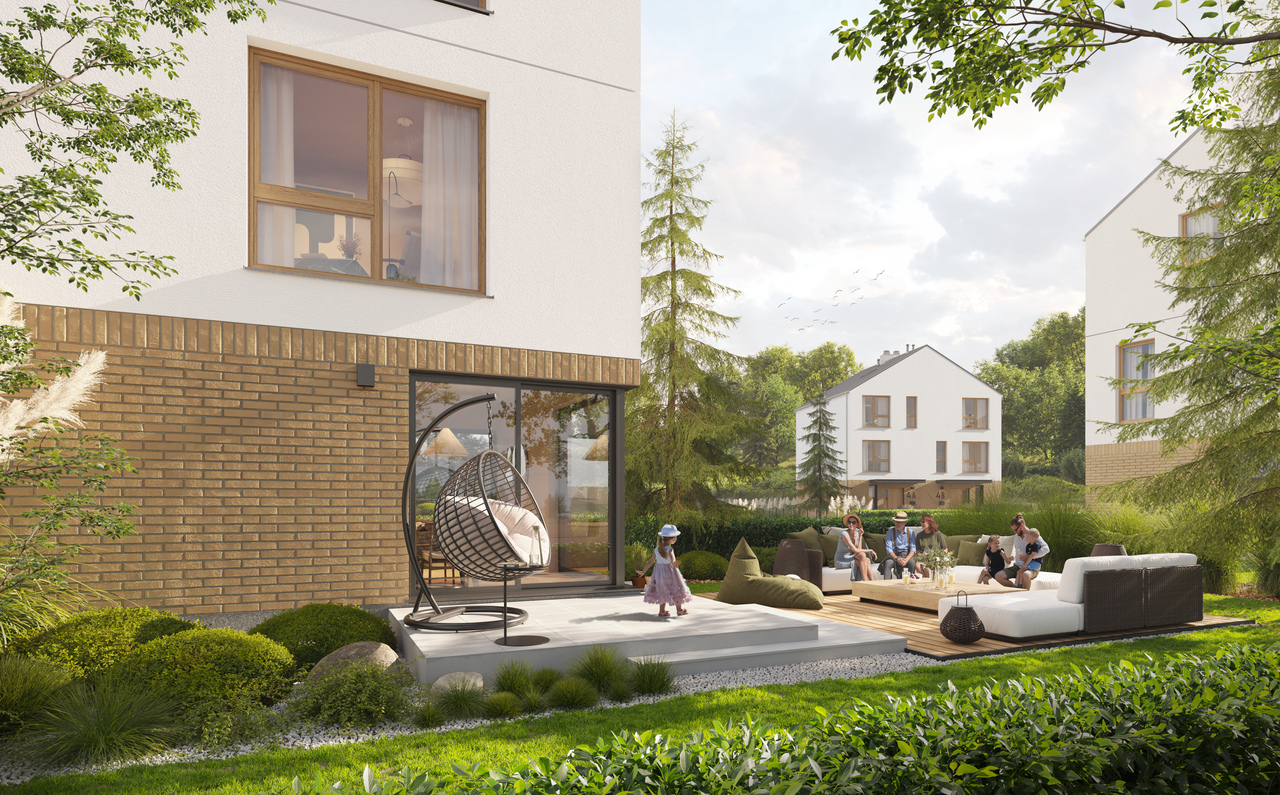 rodzina siedzi na kanapie w ogrodzie i korzysta ze słonecznej pogody a mała dziewczynka bawi się na tarasie