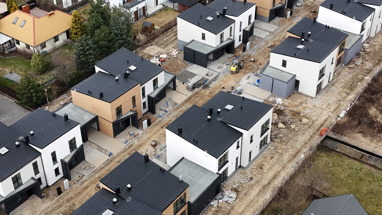 budowa domów w ożarowie mazowieckim widok z góry na całe osiedle