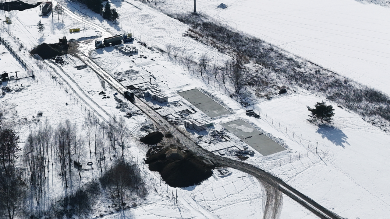 вид з висоти пташиного польоту на будівництво житлового комплексу біля Варшави, видно луки та дерева навколо