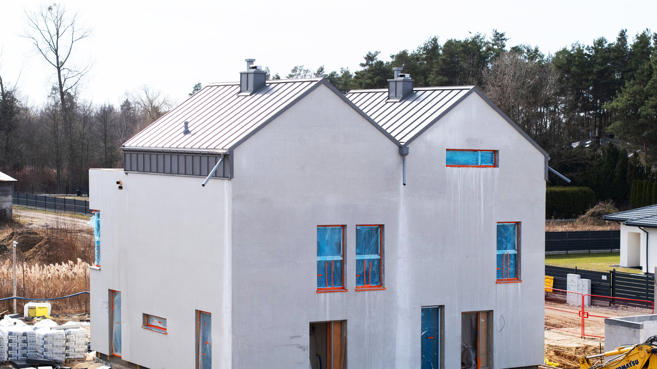 budynek jednorodzinny dwulokalowy przygotowany do prac elewacyjnych