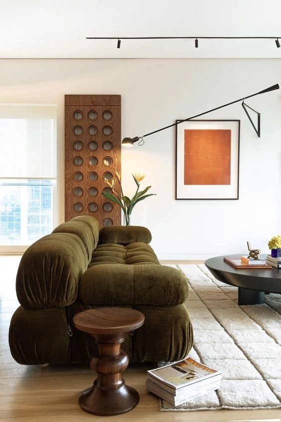 duża sofa o zaokrąglonym kształcie i mały okrągły stolik kawowy