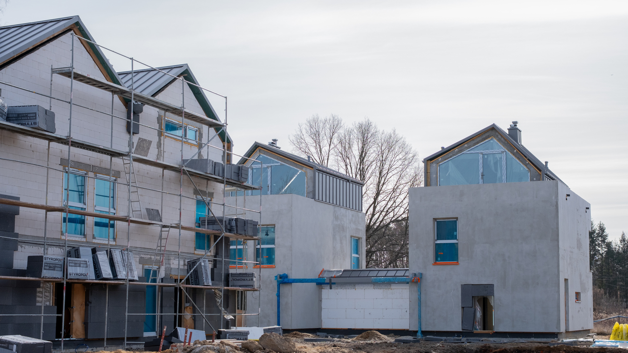 budynek jednorodzinny dwulokalowy w trakcie budowy