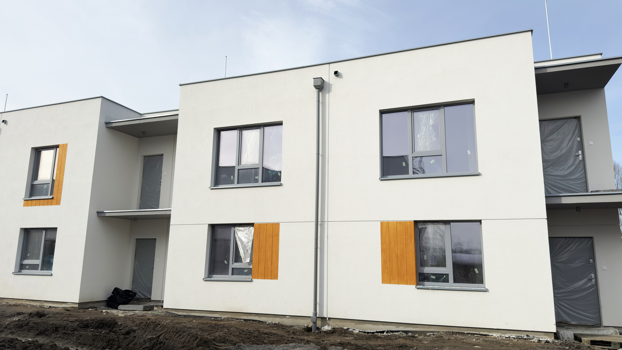 gotowa elewacja na budynkach szeregowych na osiedlu w janczewicach