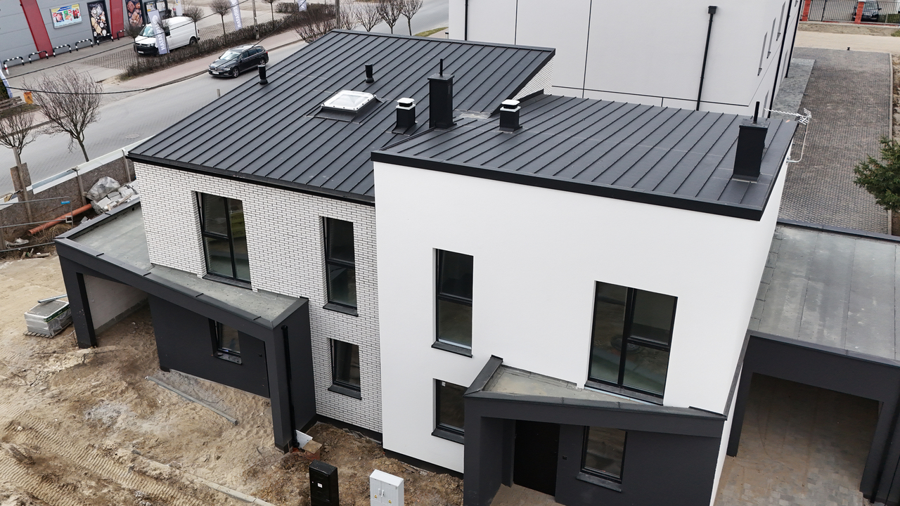 gotowe dachy i strefy wejściowe i elewacja na osiedlu w ożarowie