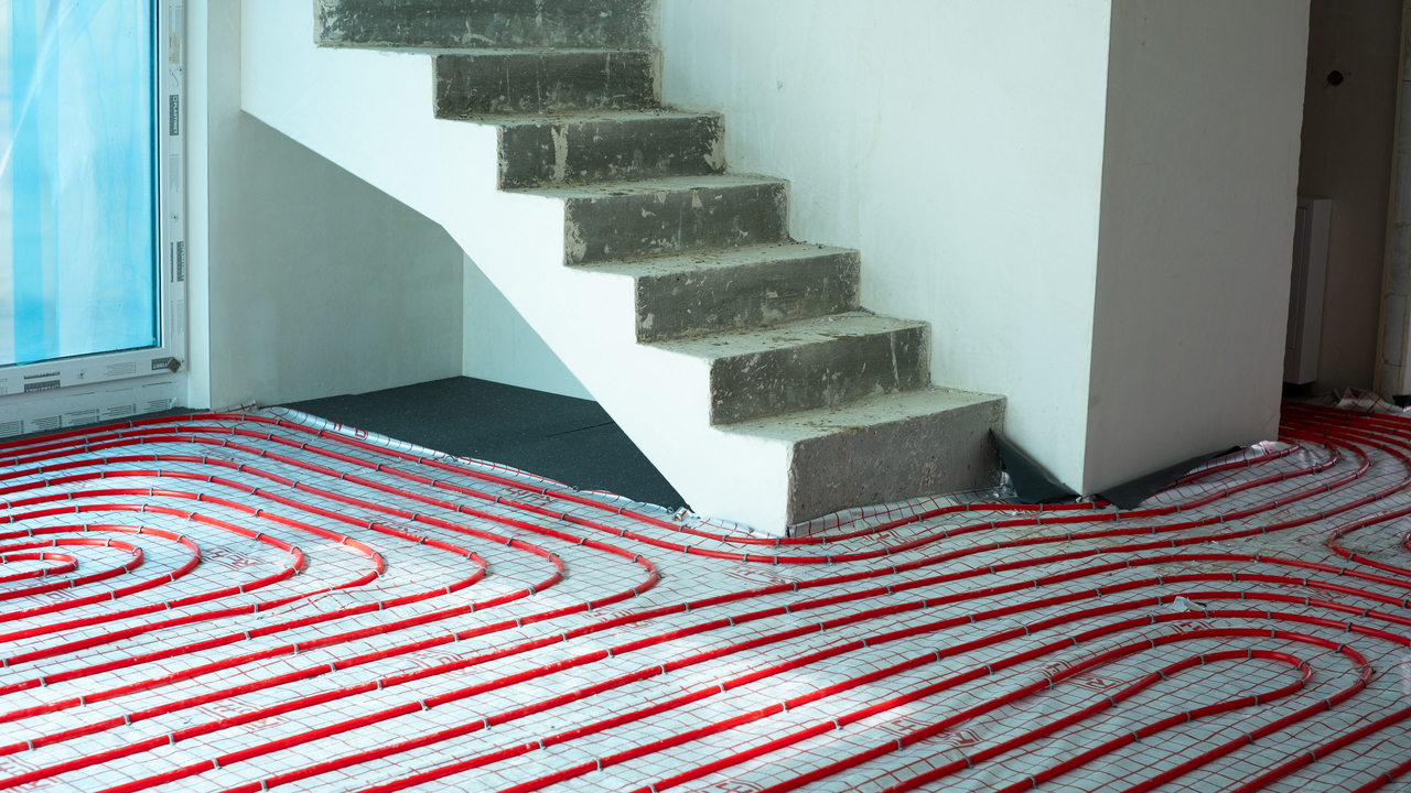 instalacja ogrzewania podłogowego i schody w salonie