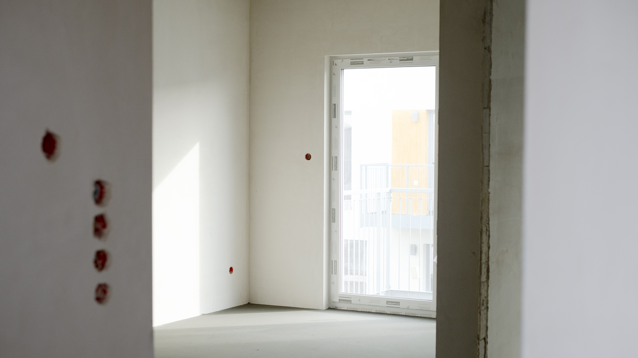 jasne oświetlone wnętrze w budynku na osiedlu młodych