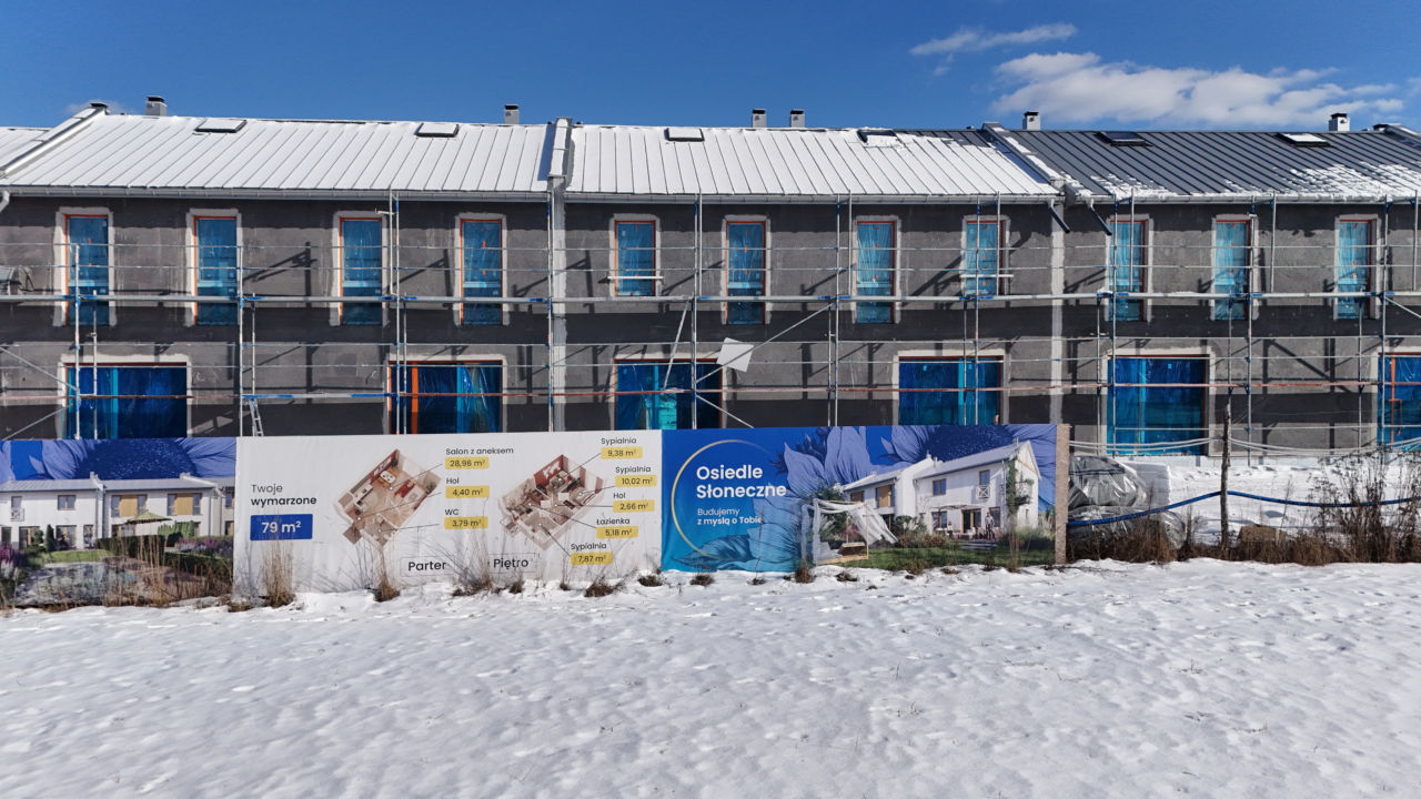 widok od frontu na zabudowę szeregową na nowym osiedlu w sulejówku