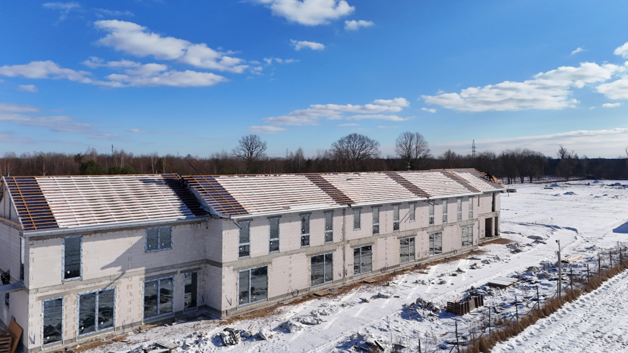 prace dachowe na budynkach z drugiego etapu budowy osiedla