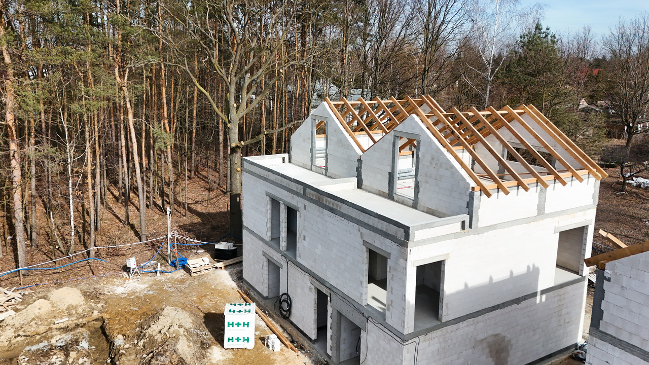 domy z dalszego etapu budowy przygotowane do prac dachowych