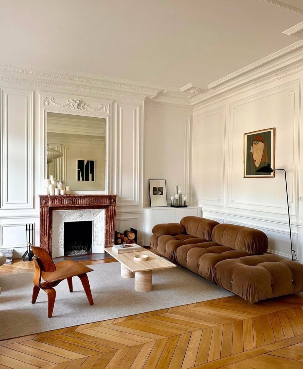 salon z prostymi meblami o obłym kształcie i zrobionymi detalami w stylu włoskim