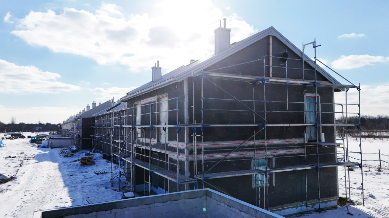 wierzchołek budynku szeregowego z gotowym ociepleniem