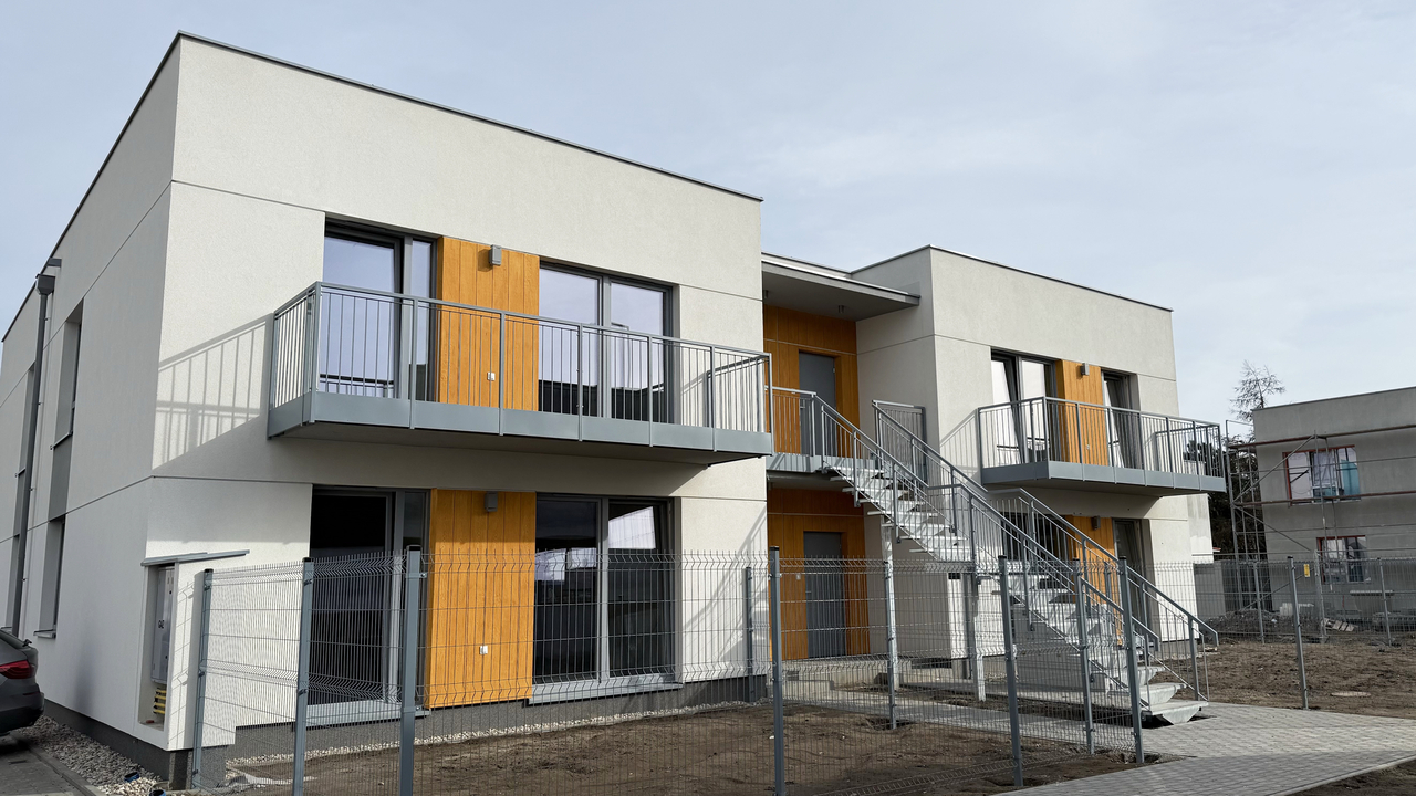 klatki schodowe w budynkach w zabudowie szeregowej na osiedlu młodych