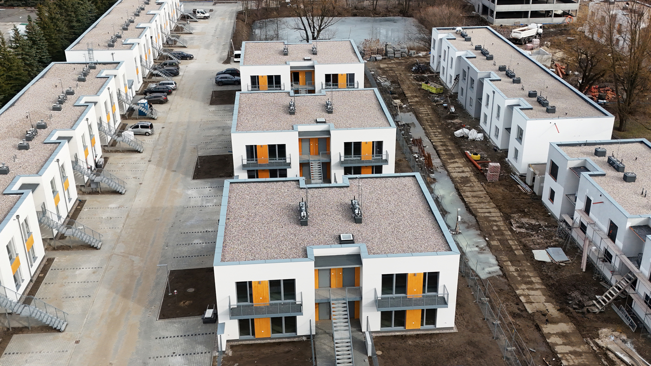 gotowe budynki na osiedlu młodych i widok na miejsca parkingowe