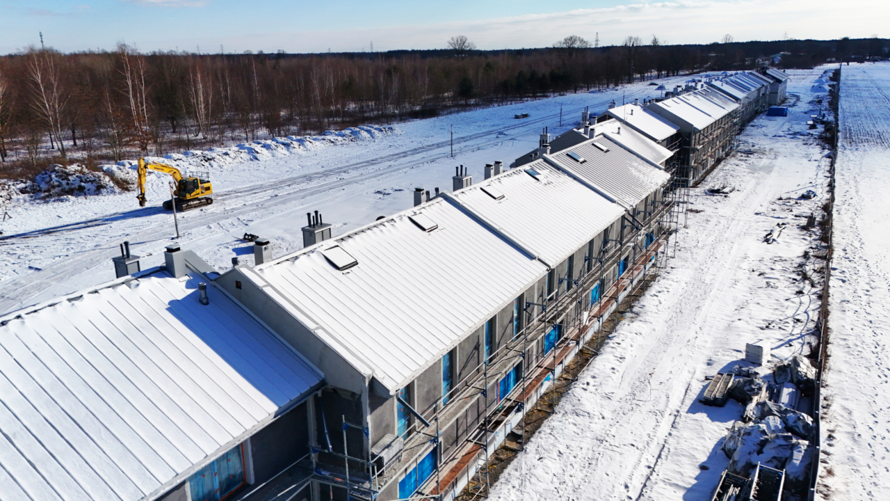 widok z lotu ptaka na osiedle w zabudowie szeregowej