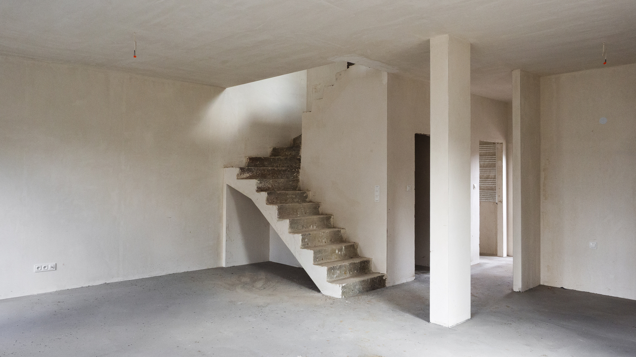 wnętrze domu w stanie deweloperskim w ożarowie mazowieckim