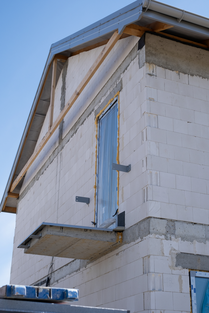 balkon w budynku szeregowym na osiedlu deweloperskim