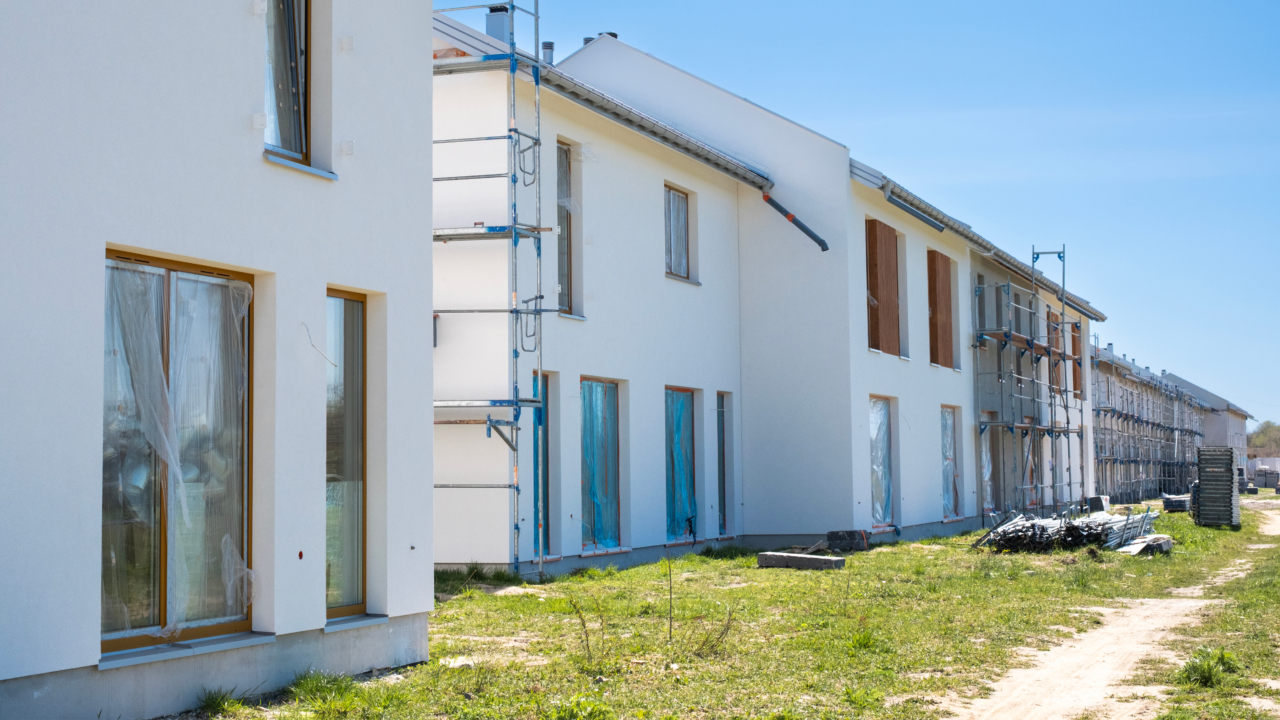 trwa budowa osiedla słonecznego widzimy okna i drzwi tarasowe oraz ogrody