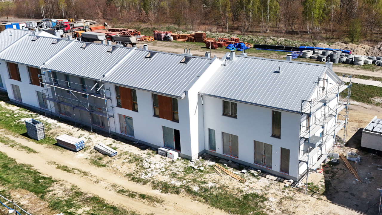 budynki szeregowe na osiedlu w sulejówku i trwające prace elewacyjne
