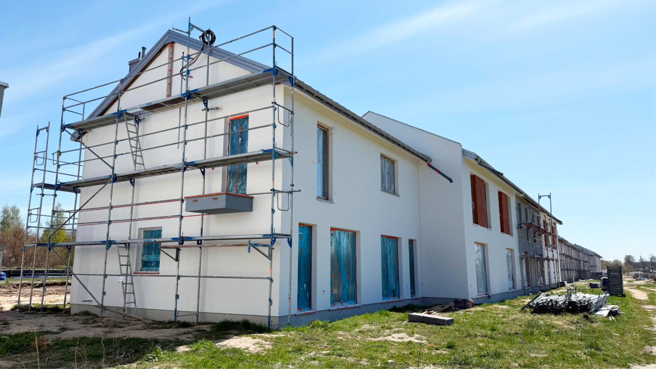 dom w sulejówku i trwające prace elewacyjne