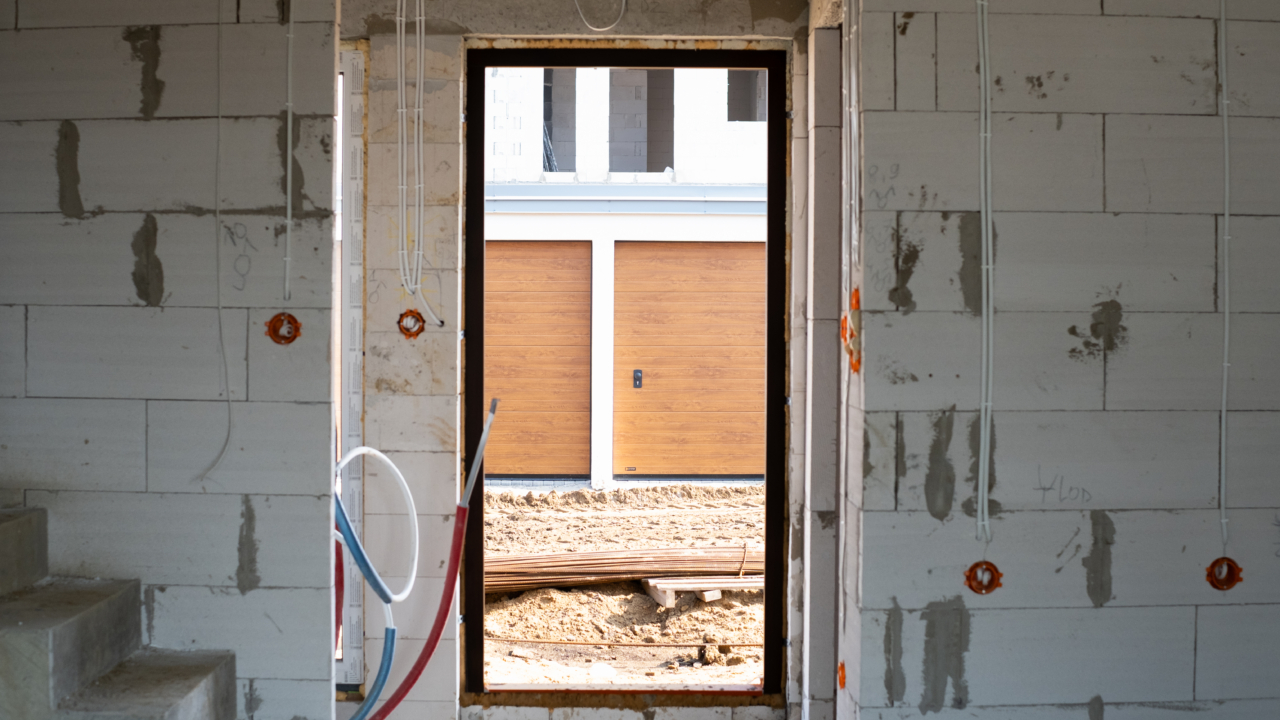 wnętrze domu w trakcie budowy widok na otwór drzwiowy