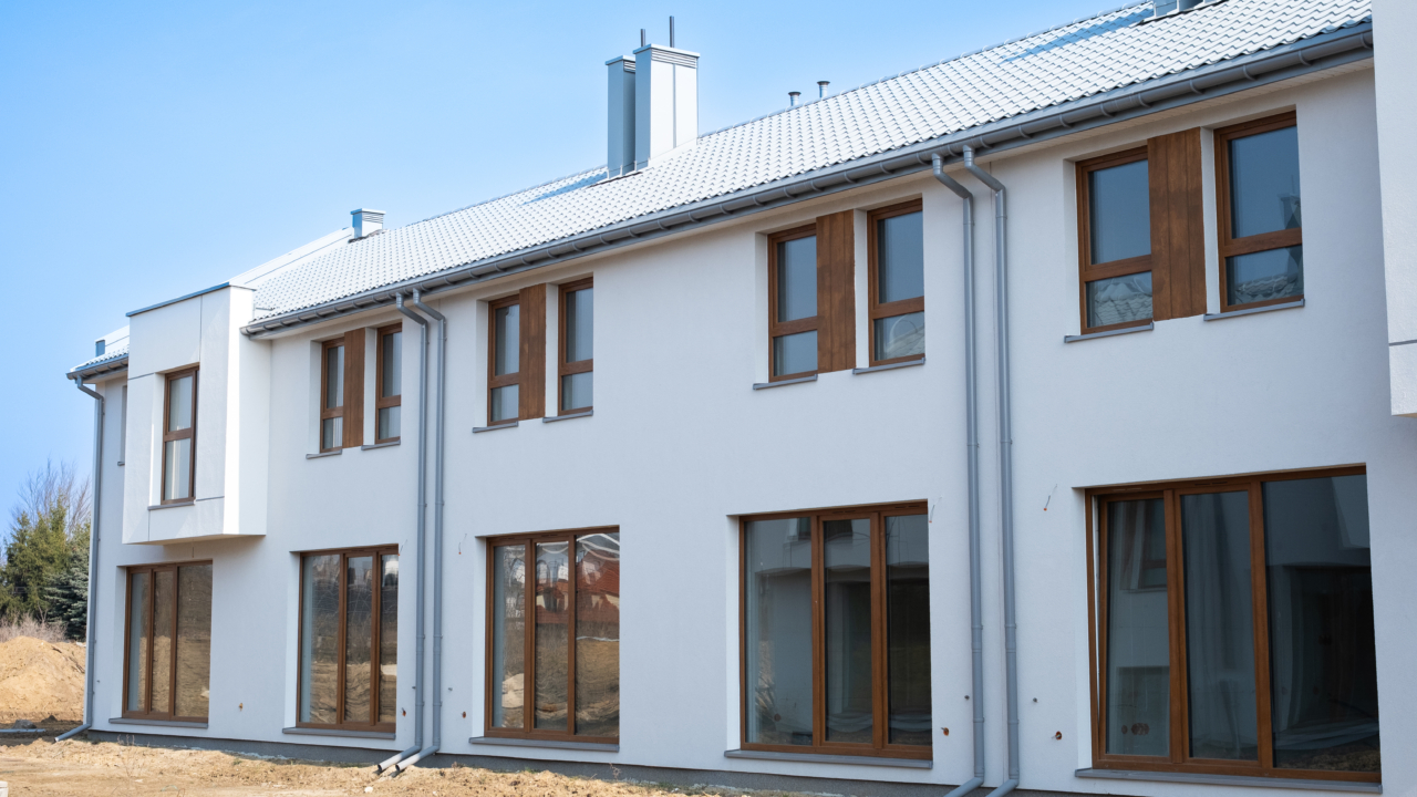 budynki szeregowe z wyjściem do ogrodu widok na okna i drzwi tarasowe 