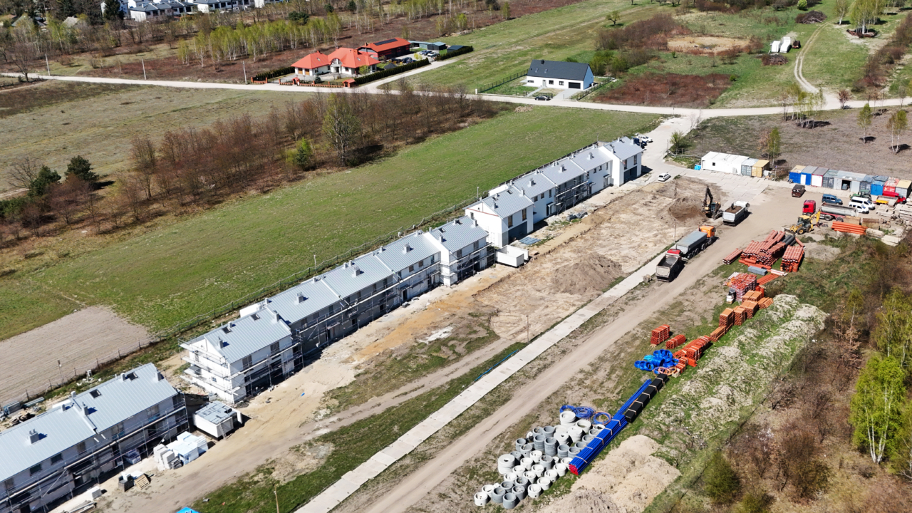 plac budowy i zielona okolica wokół osiedla słonecznego w sulejówku