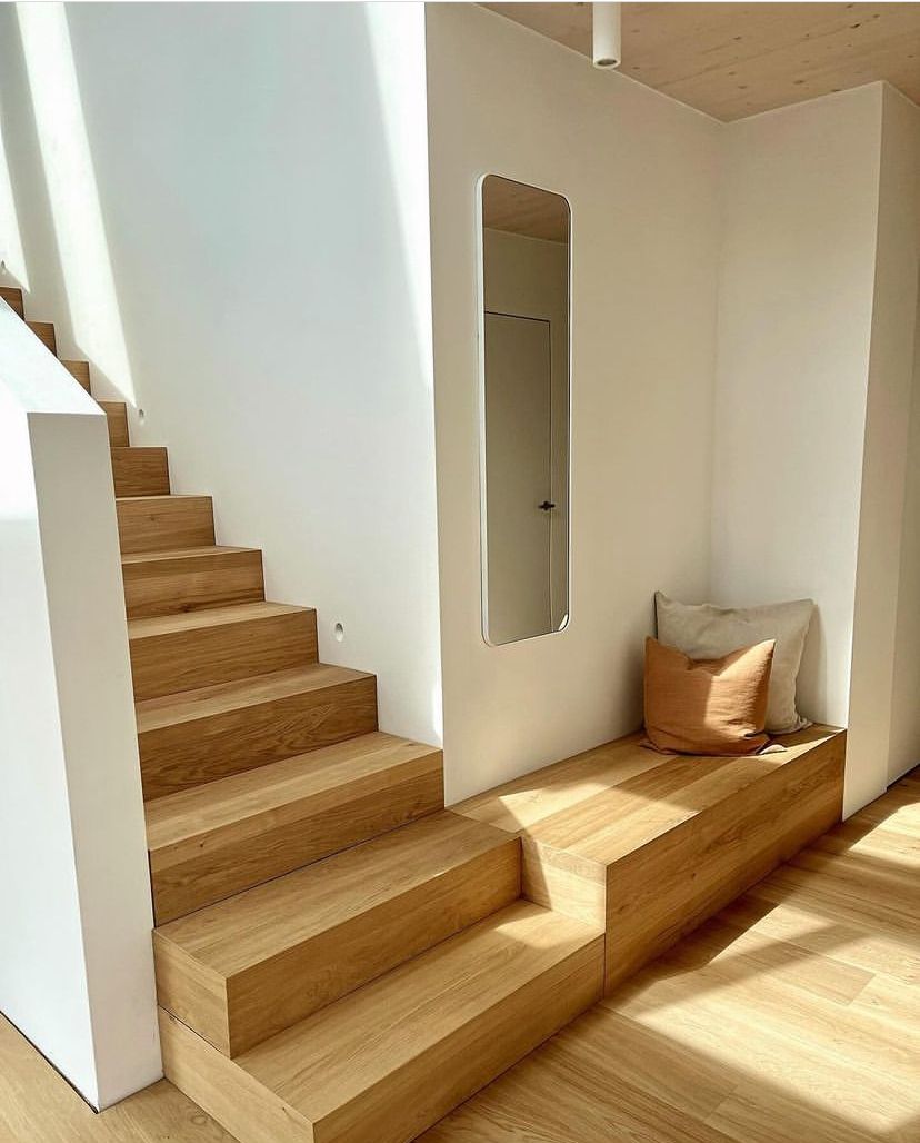 schody w domu na osiedlu deweloperskim pokryte panelami winylowymi