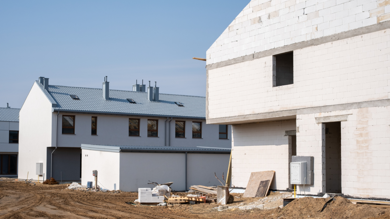 segmenty z ogródkami i garażami na osiedlu domów na białołęce