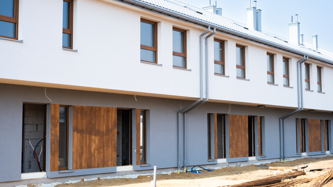 strefa wejściowa do budynków na osiedlu ogrody przyjaciół 5 w warszawie