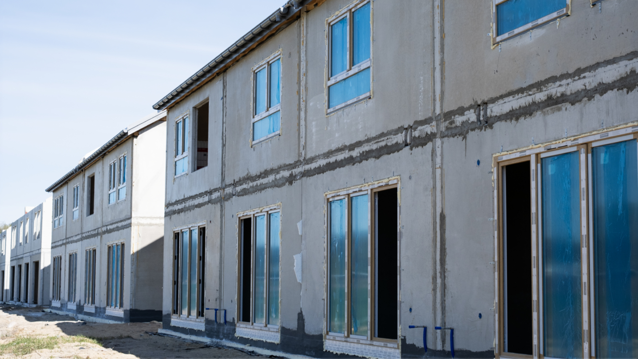 domy prefabrykowane z oknami panoramicznymi i prywatnymi ogródkami