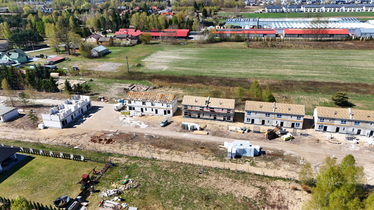 osiedle domów prefabrykowanych i domów bliźniaczych budowanych w technologii tradycyjnej