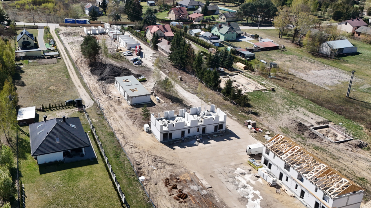 plac budowy osiedla stokrotki i sąsiedztwo niskiej zabudowy jednorodzinnej