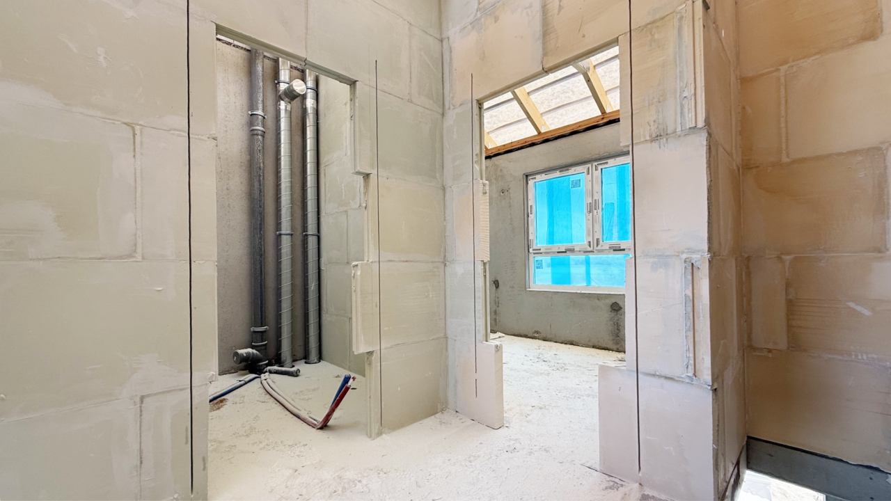 wnętrze domu z prefabrykatów betonowych