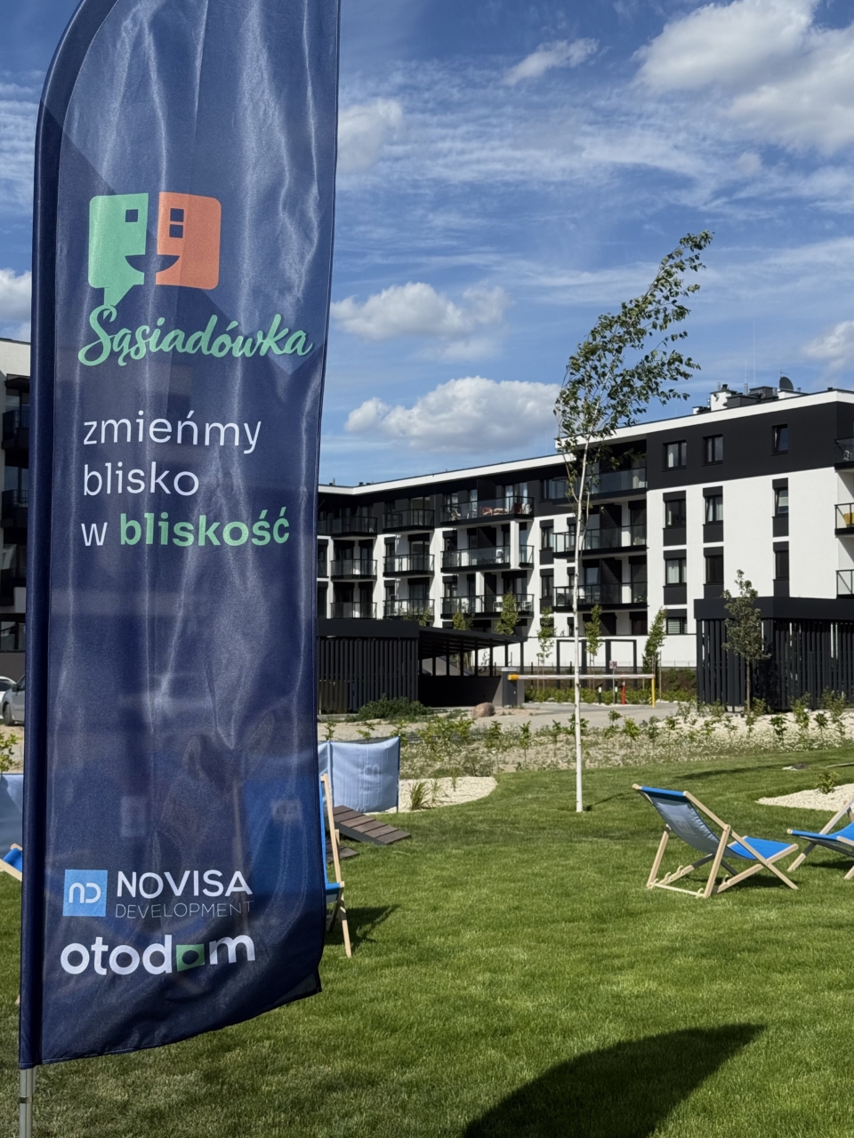 sasiadowka-2026-na-osiedlu-mieszkaniowym-w-ozarowie-mazowieckim-miasto-ogrod-6-materialy-promocyjne-stojace-na-wietrze