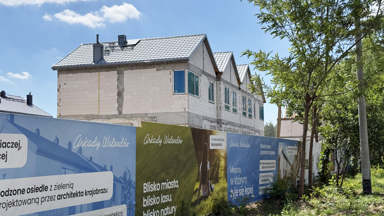 domy w trakcie budowy na osiedlu w walendowie czekają na  prace elewacyjne