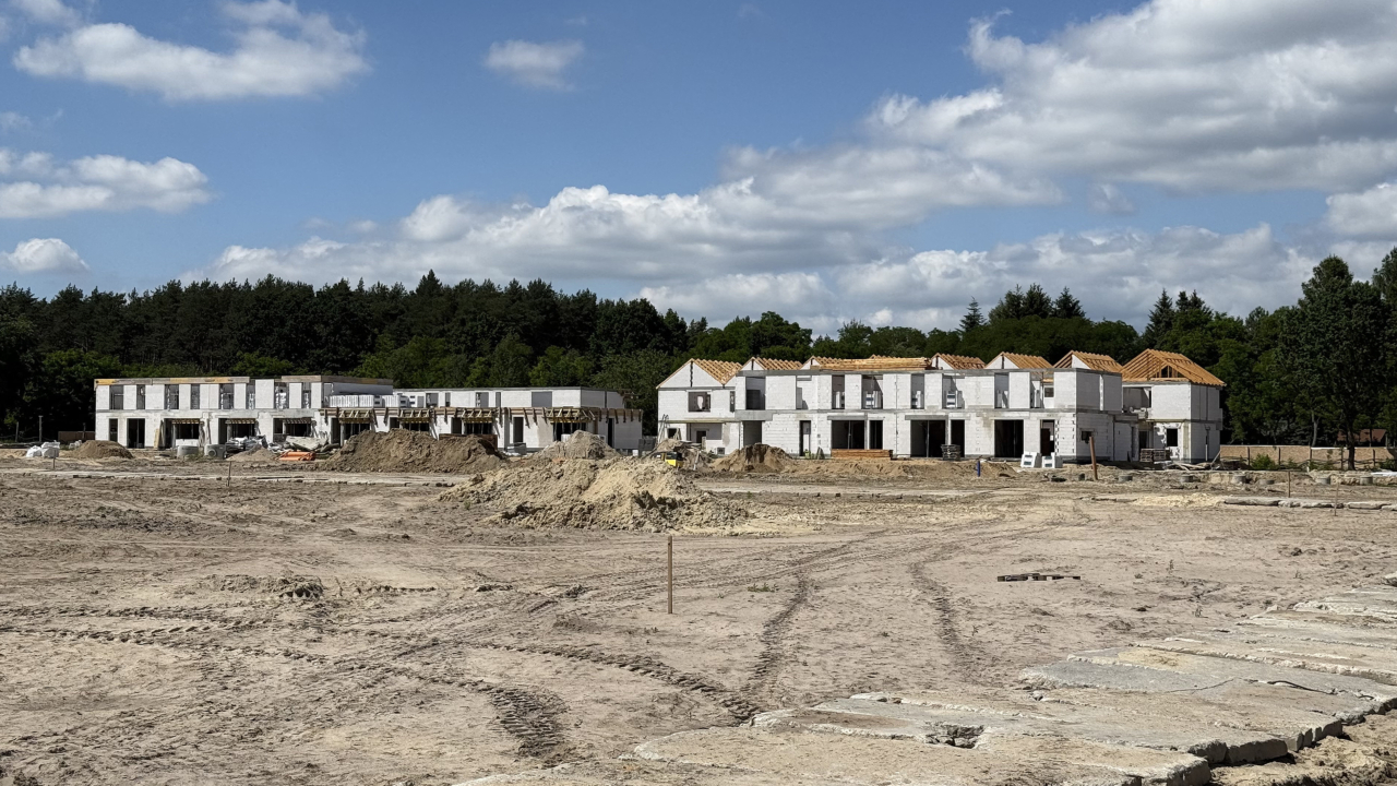 szeregi i bliźniaki w trakcie budowy na osiedlu pod warszawą